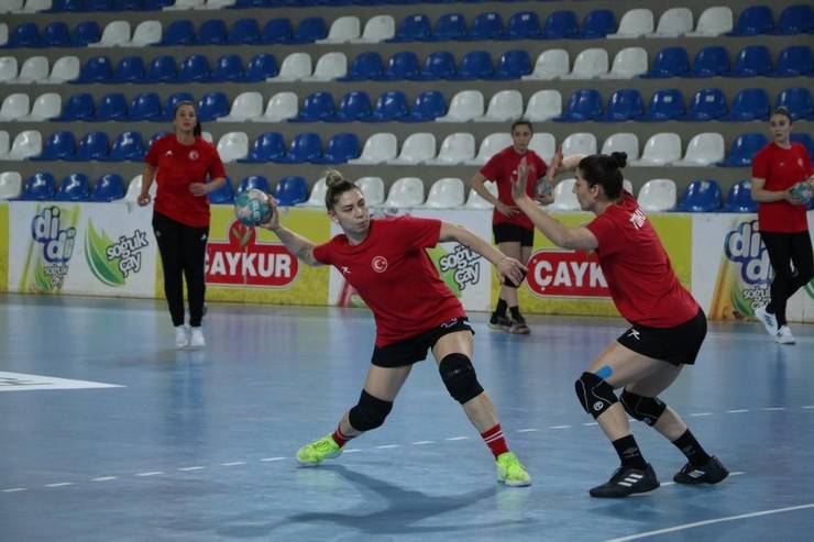 A Milli Kadın Hentbol Takımı, Rize’de oynayacağı Karadağ maçına hazırlanıyor 4