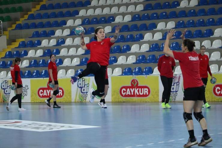 A Milli Kadın Hentbol Takımı, Rize’de oynayacağı Karadağ maçına hazırlanıyor 5