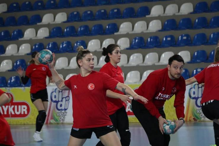 A Milli Kadın Hentbol Takımı, Rize’de oynayacağı Karadağ maçına hazırlanıyor 6