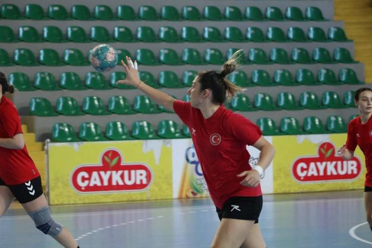 A Milli Kadın Hentbol Takımı, Rize’de oynayacağı Karadağ maçına hazırlanıyor 7
