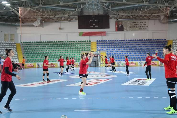 A Milli Kadın Hentbol Takımı, Rize’de oynayacağı Karadağ maçına hazırlanıyor 9