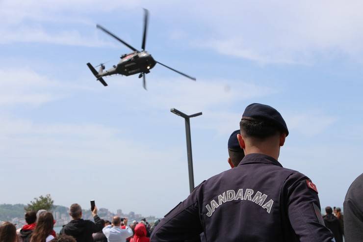 Jandarma Çelik Kanatlar, Rize'de gösteri uçuşu yaptı 13