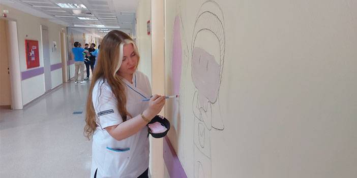 Stajyer ebe olarak görev yaptığı Rize'deki Çocuk Cerrahi Servisi'ni çizimleri ile renklendirdi