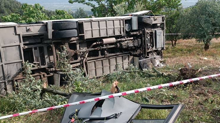 Üniversite öğrencilerini taşıyan tur otobüsü şarampole devrildi: 3’ü ağır 12 yaralı 11