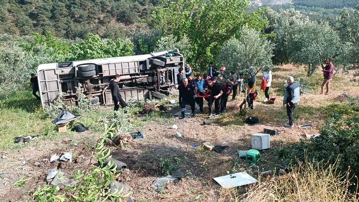 Üniversite öğrencilerini taşıyan tur otobüsü şarampole devrildi: 3’ü ağır 12 yaralı 12