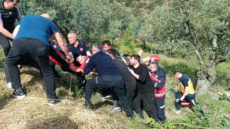 Üniversite öğrencilerini taşıyan tur otobüsü şarampole devrildi: 3’ü ağır 12 yaralı 14