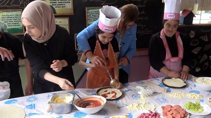 Özel öğrencilerden kendilerine özel pizza 4