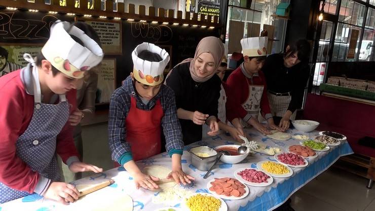 Özel öğrencilerden kendilerine özel pizza 9