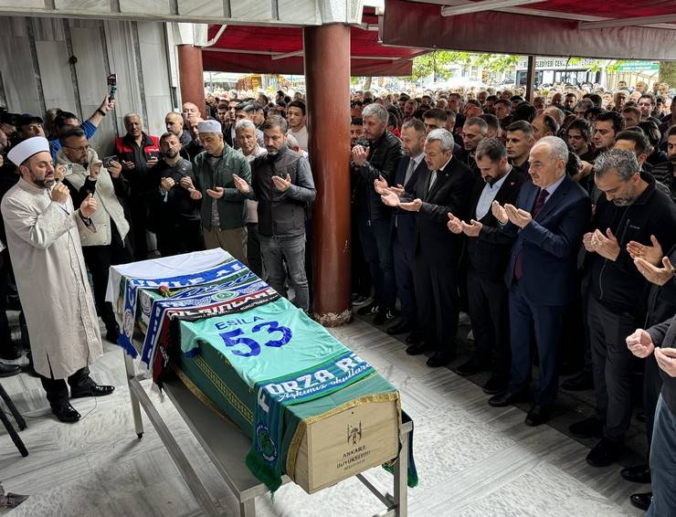 Kalp naklinin ardından hayatını kaybeden Esila'nın cenazesi defnedildi 6