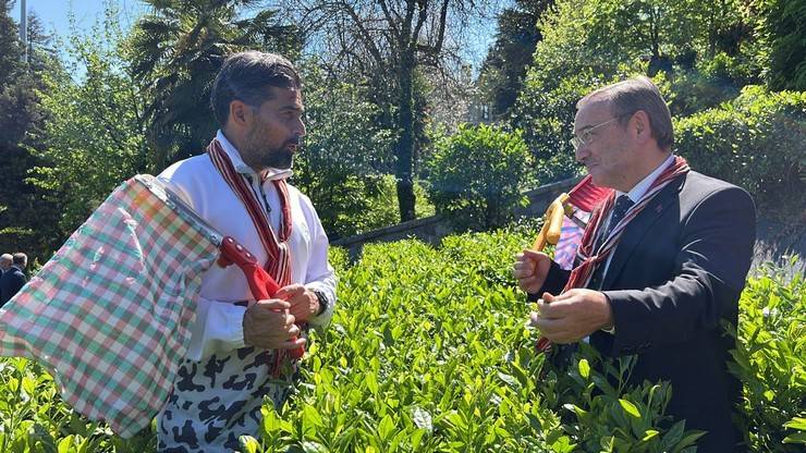 Çaykur Rizespor Teknik Direktörü İlhan Palut çay bahçesine girdi, çay topladı 1