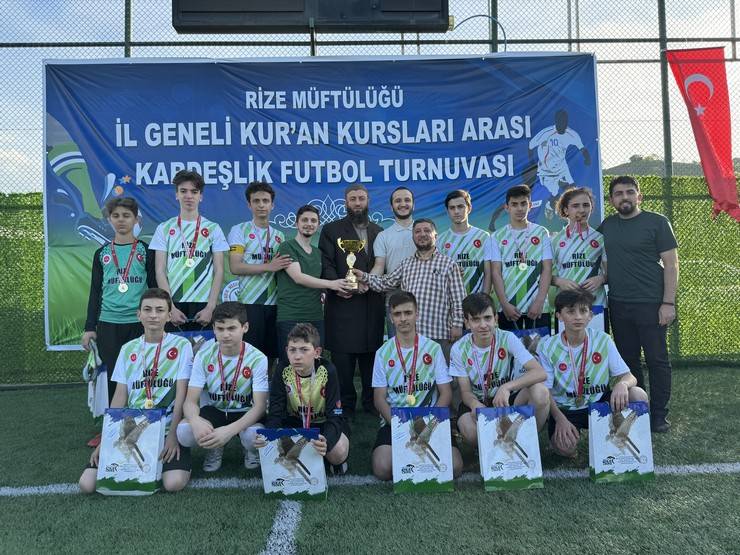 Rize’de hafızların futbol turnuvasında anlamlı mesaj 15