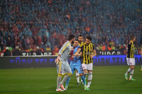 Trabzonspor - Fenerbahçe maçı tatil edildi 15