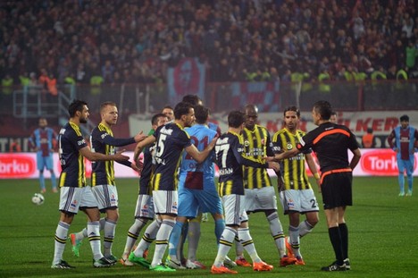 Trabzonspor - Fenerbahçe maçı tatil edildi 16