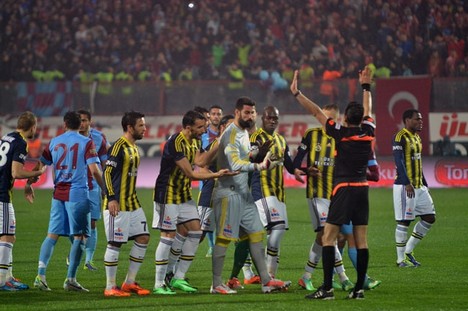 Trabzonspor - Fenerbahçe maçı tatil edildi 17