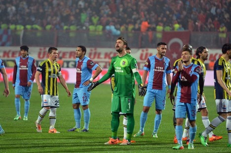 Trabzonspor - Fenerbahçe maçı tatil edildi 18