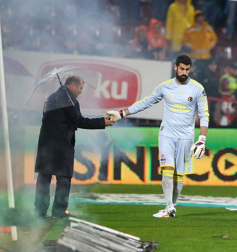 Trabzonspor - Fenerbahçe maçı tatil edildi 22