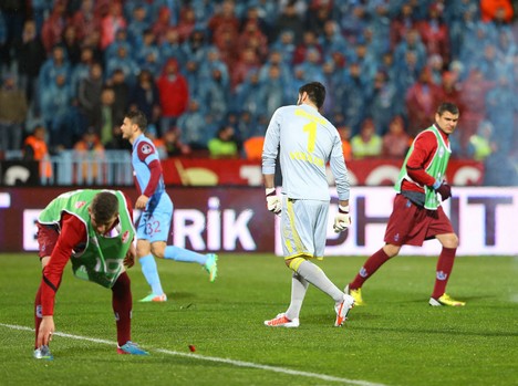 Trabzonspor - Fenerbahçe maçı tatil edildi 24