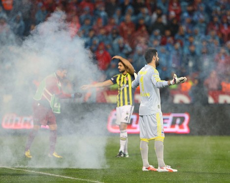 Trabzonspor - Fenerbahçe maçı tatil edildi 26