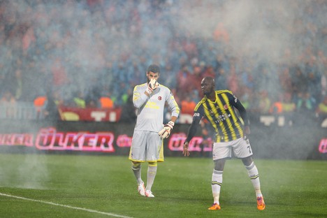 Trabzonspor - Fenerbahçe maçı tatil edildi 32