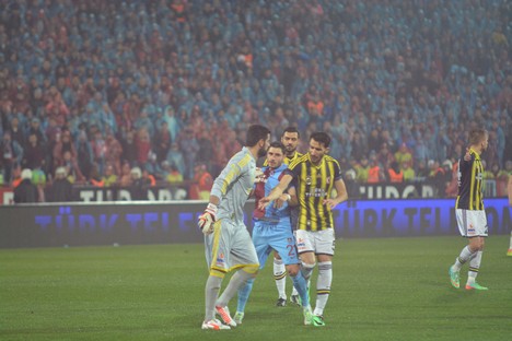 Trabzonspor - Fenerbahçe maçı tatil edildi 46