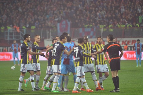 Trabzonspor - Fenerbahçe maçı tatil edildi 47