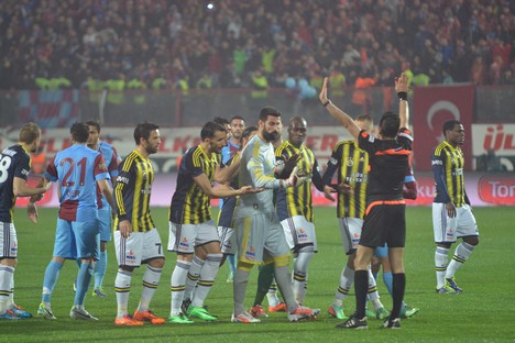 Trabzonspor - Fenerbahçe maçı tatil edildi 48