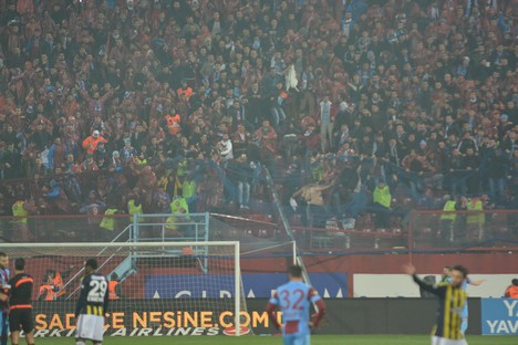 Trabzonspor - Fenerbahçe maçı tatil edildi 52
