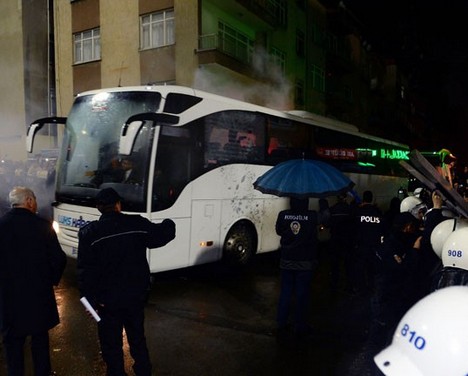 Trabzonspor - Fenerbahçe maçı tatil edildi 7