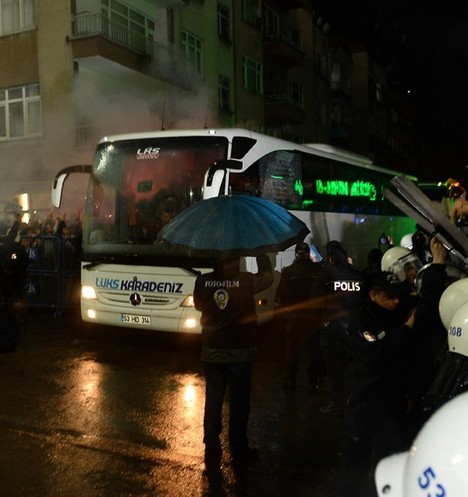 Trabzonspor - Fenerbahçe maçı tatil edildi 8