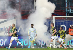 Trabzonspor - Fenerbahçe maçı tatil edildi