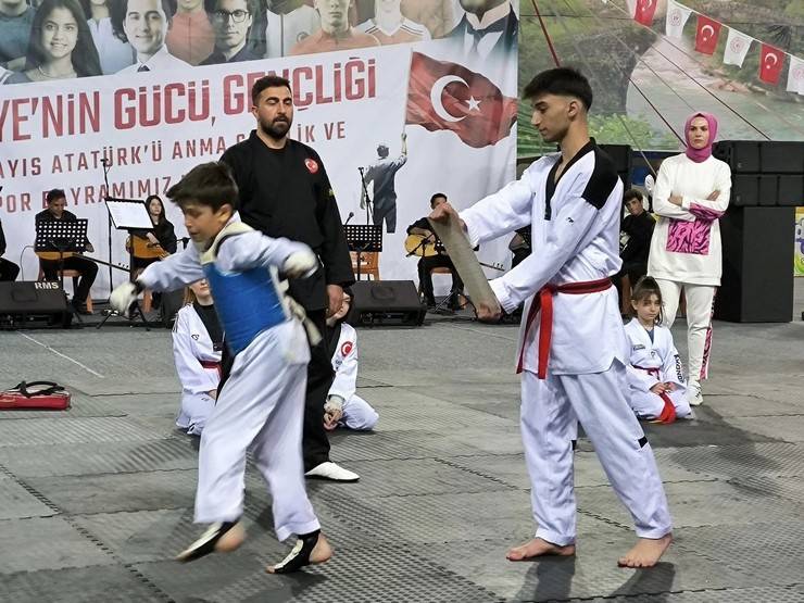 Rize’de 19 Mayıs Atatürk'ü Anma, Gençlik ve Spor Bayramı kutlandı 22