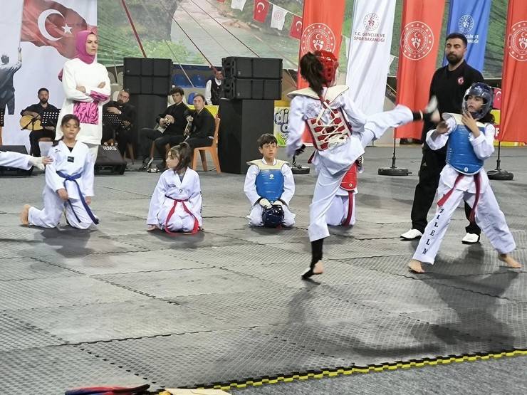 Rize’de 19 Mayıs Atatürk'ü Anma, Gençlik ve Spor Bayramı kutlandı 25