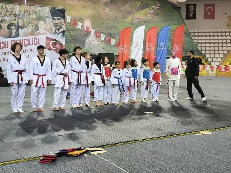 Rize’de 19 Mayıs Atatürk'ü Anma, Gençlik ve Spor Bayramı kutlandı 26