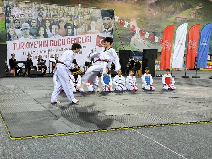 Rize’de 19 Mayıs Atatürk'ü Anma, Gençlik ve Spor Bayramı kutlandı 27