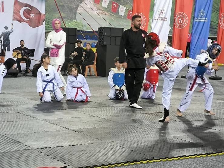 Rize’de 19 Mayıs Atatürk'ü Anma, Gençlik ve Spor Bayramı kutlandı 37