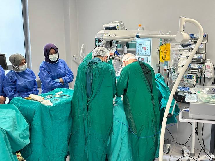 Rize'de Doğuştan Kalp Hastalığı Olan İkiz Bebekler, İstanbul'dan Gelen Özel Ekip Tarafından Ameliyat Edildi 4