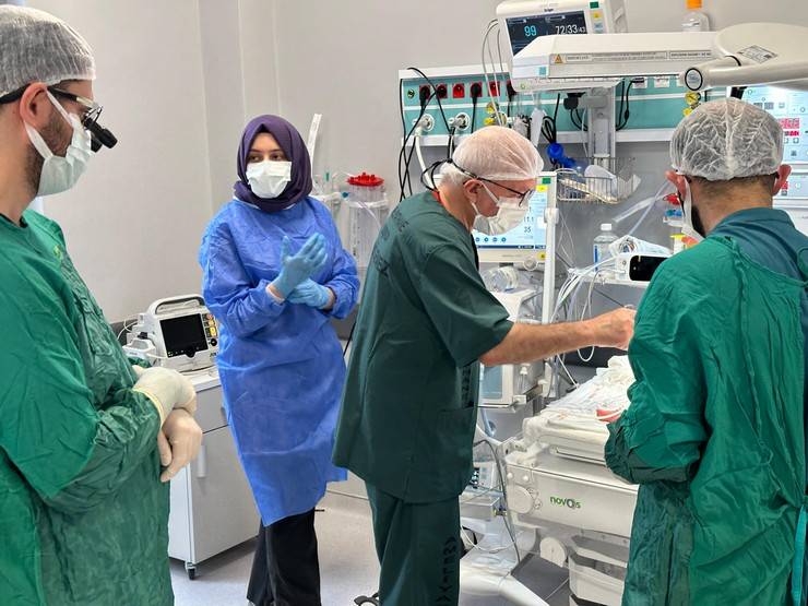 Rize'de Doğuştan Kalp Hastalığı Olan İkiz Bebekler, İstanbul'dan Gelen Özel Ekip Tarafından Ameliyat Edildi 5