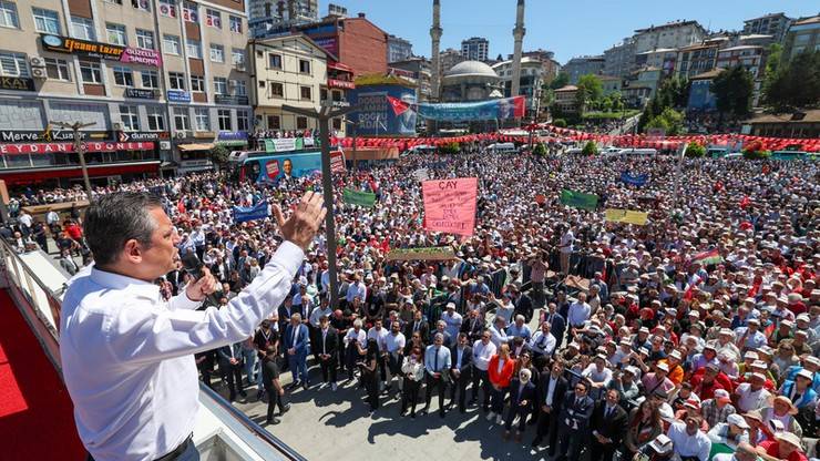 CHP Genel Başkanı Özgür Özel Rize'de Çay Mitinginde 4