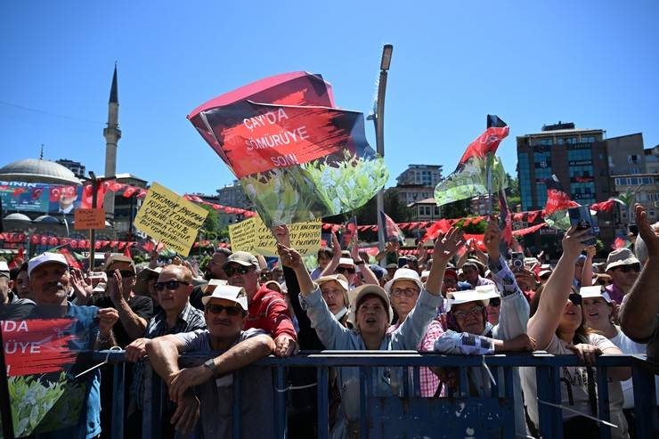 CHP Genel Başkanı Özgür Özel Rize'de Çay Mitinginde 44