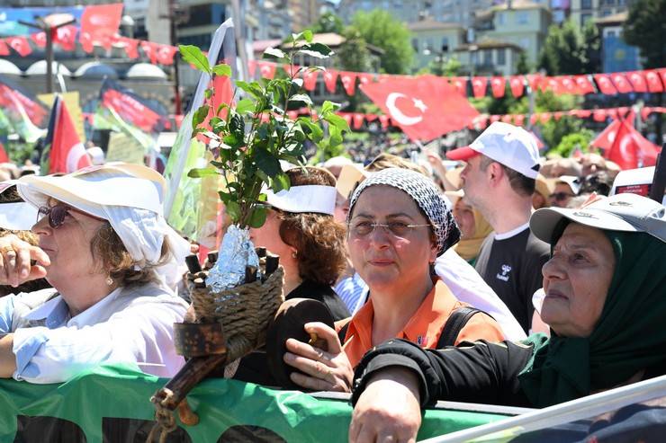 CHP Genel Başkanı Özgür Özel Rize'de Çay Mitinginde 45