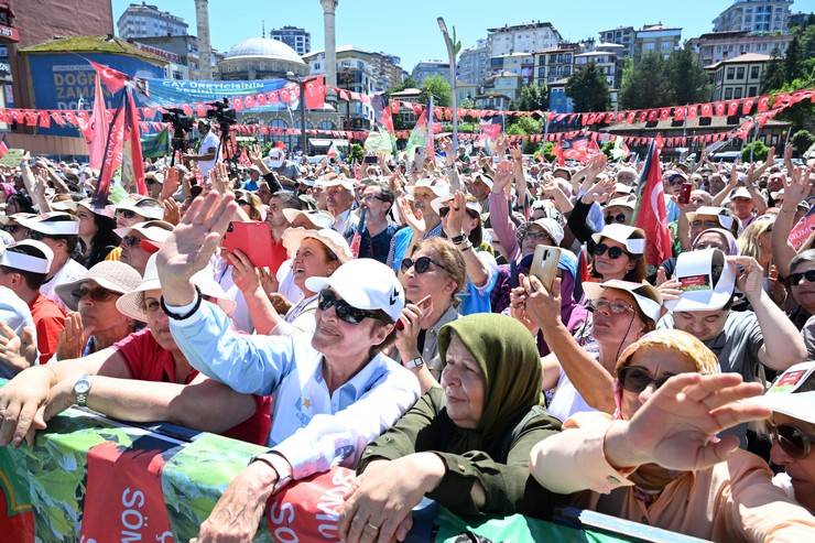 CHP Genel Başkanı Özgür Özel Rize'de Çay Mitinginde 52