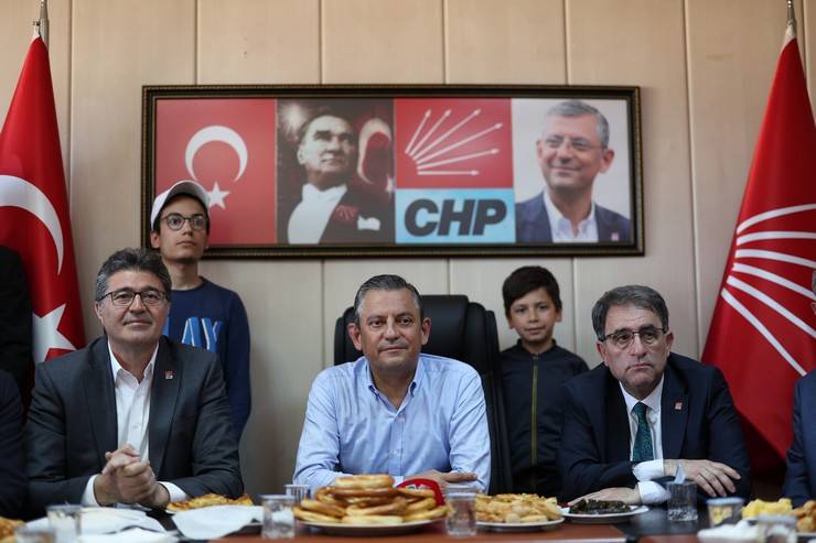 CHP Genel Başkanı Özgür Özel, Rize'de partisinin belediye başkanlıklarını ziyaret etti 1