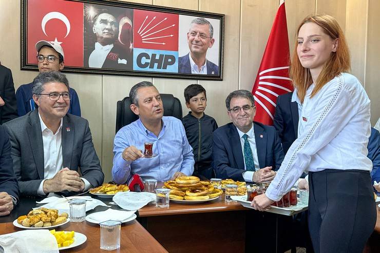 CHP Genel Başkanı Özgür Özel, Rize'de partisinin belediye başkanlıklarını ziyaret etti 2