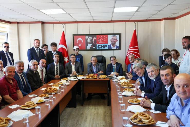 CHP Genel Başkanı Özgür Özel, Rize'de partisinin belediye başkanlıklarını ziyaret etti 3