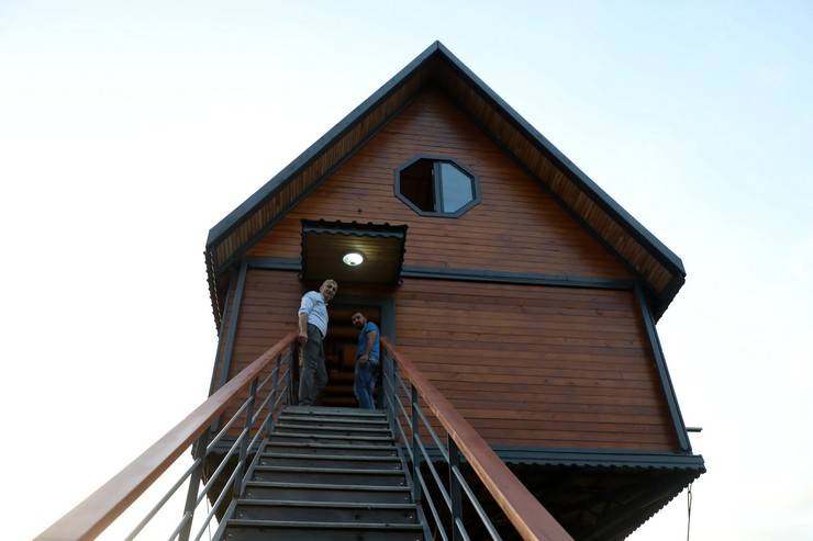 Rize'de kaportacı 12 metrelik demir direğin üzerine 70 metrekarelik ev yaptı 2