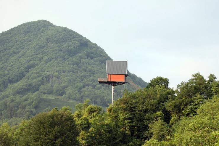 Rize'de kaportacı 12 metrelik demir direğin üzerine 70 metrekarelik ev yaptı 3