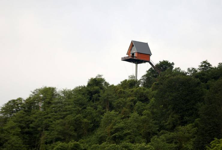 Rize'de kaportacı 12 metrelik demir direğin üzerine 70 metrekarelik ev yaptı 4