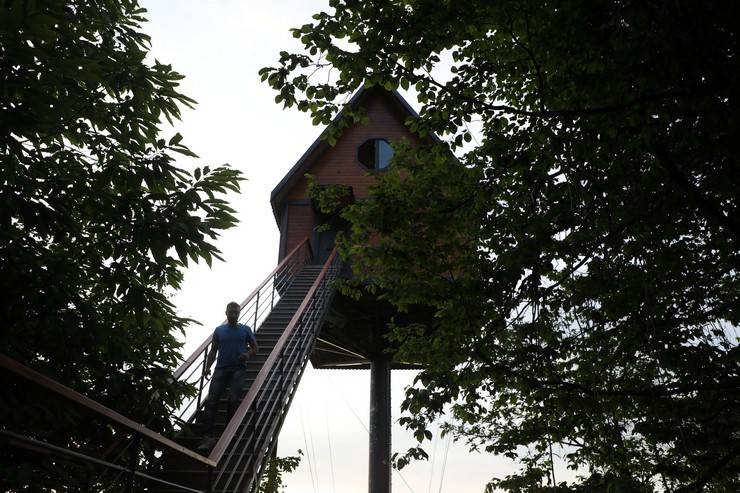 Rize'de kaportacı 12 metrelik demir direğin üzerine 70 metrekarelik ev yaptı 6