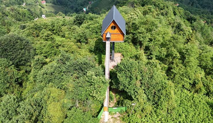 Rize'de kaportacı 12 metrelik demir direğin üzerine 70 metrekarelik ev yaptı 9
