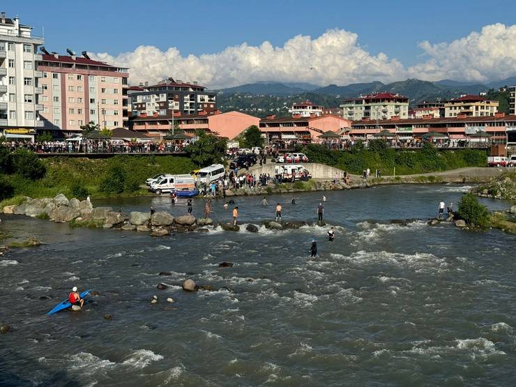 Rize'de yapay gölde akıntıya kapılan 4 kişi yaralı kurtarıldı 1